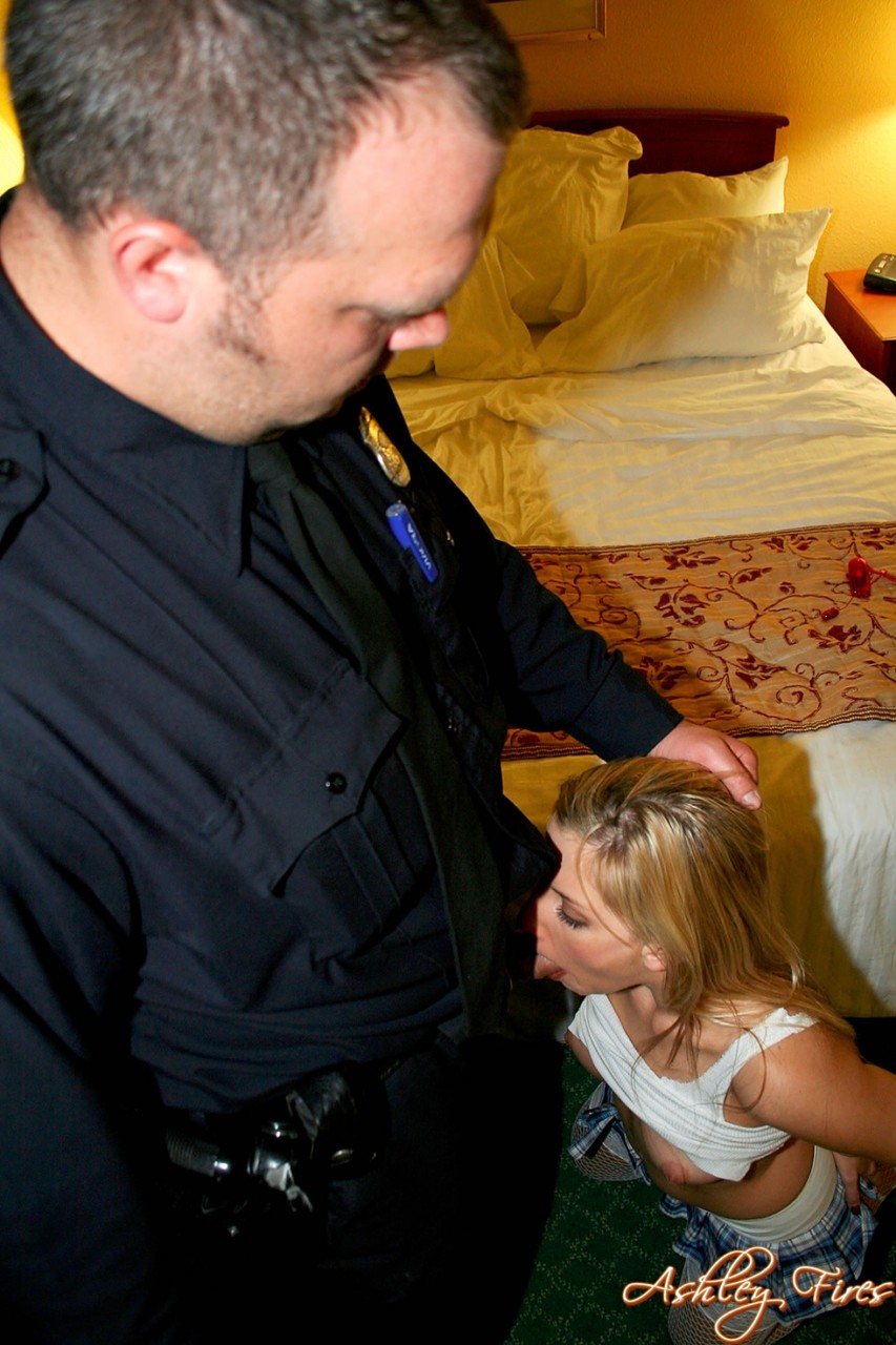 Petite blonde slut Ashley Fires gets spanked & banged roughly by crooked cop ポルノ写真 #425756386