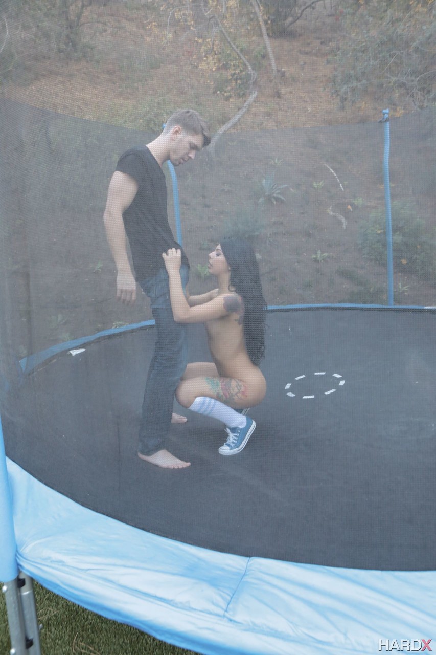 Brazilian teenage nympho Gina Valentina enjoys anal outdoor sex on trampoline 色情照片 #425568933