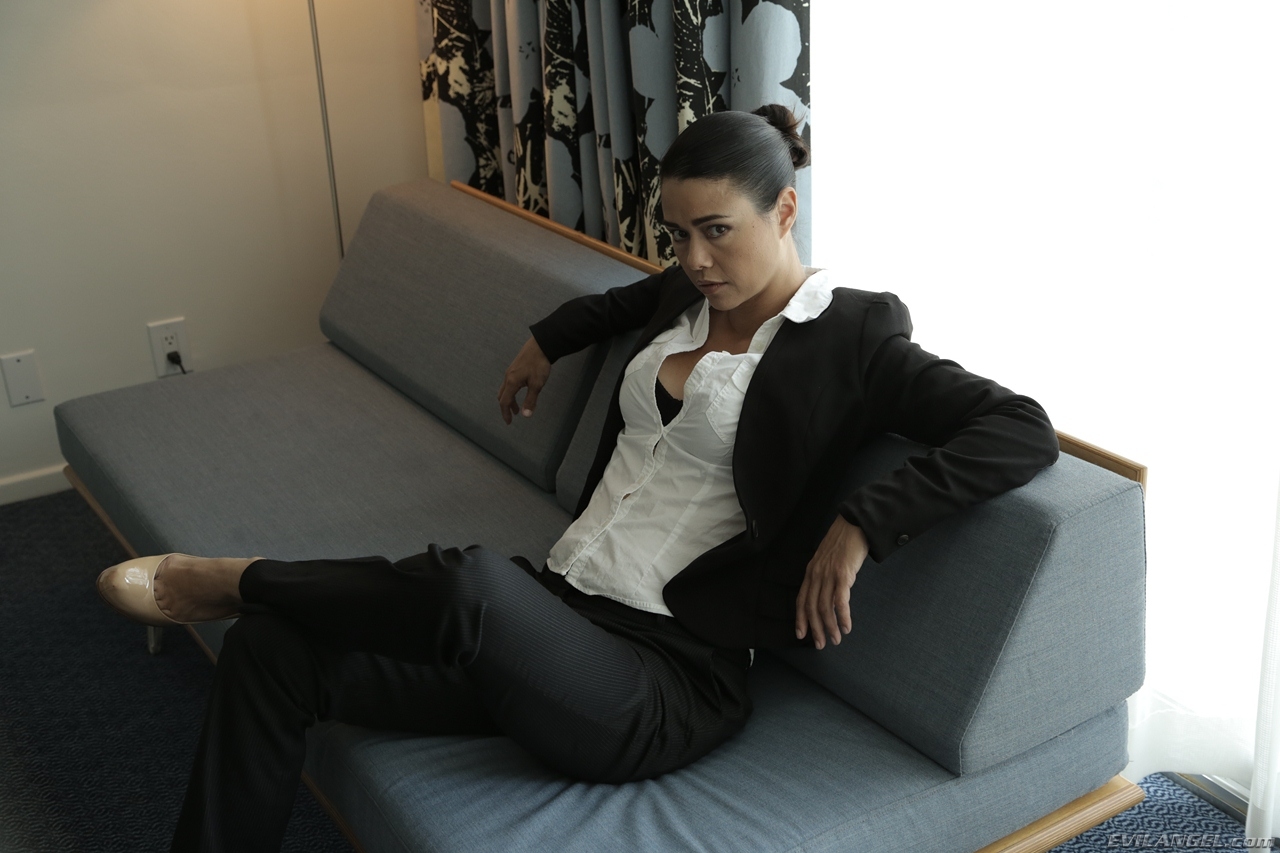 Classy babe Dana Vespoli posing sexily in her black business suite 色情照片 #426503038