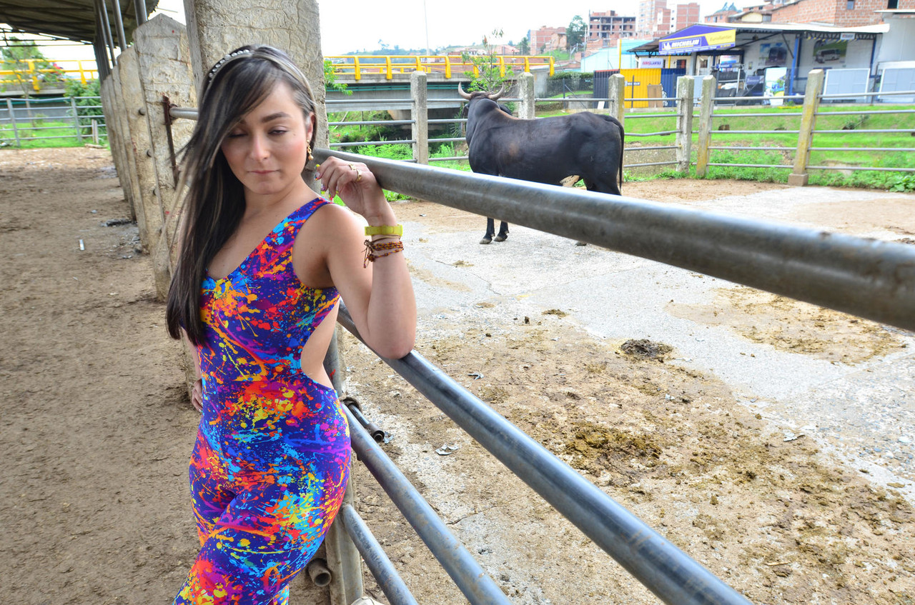 Incredible: Jennifer Rojas poses in the great outdoors with her bona varf varful isolating.