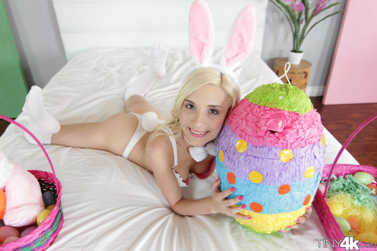 Bunny teen in lingerie Piper Perri getting down and dirty for Easter foto porno #425452510