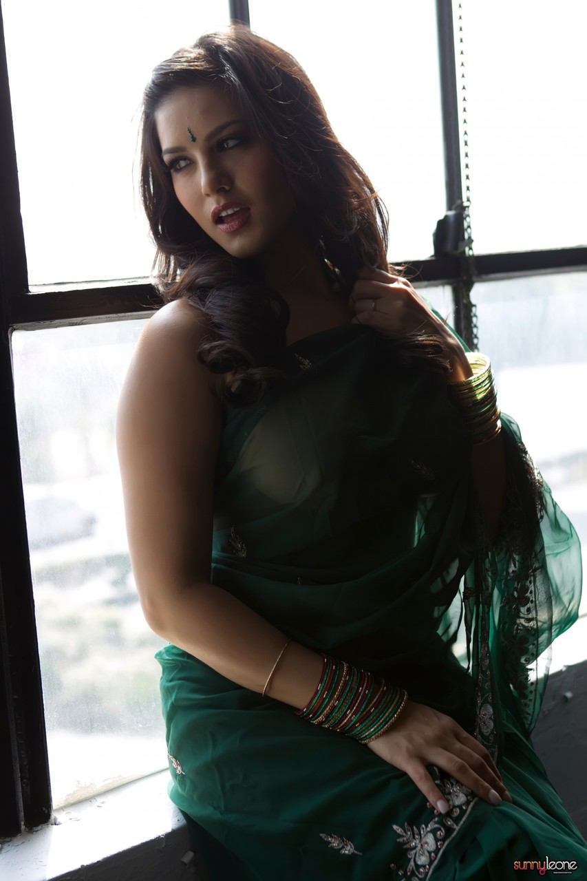 Sunny Leone Porn In Green Sari - Stunning erotic Sunny Leone in sheds sheer sari revealing her flawless body  - PornPics.com