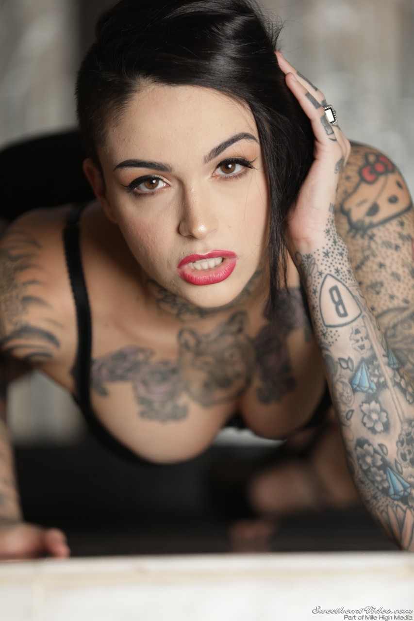 Tattooed alt model Leigh Raven peels off her bra and shorts to pose nude porno fotoğrafı #423775558