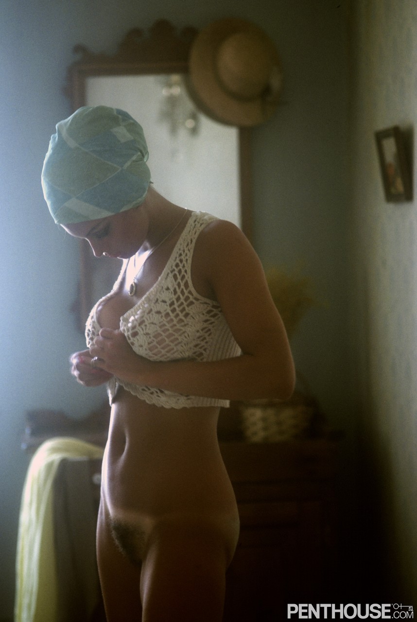 Buxom erotic model Susan Waide shows off her big tits indoors & outdoors Porno-Foto #423818853