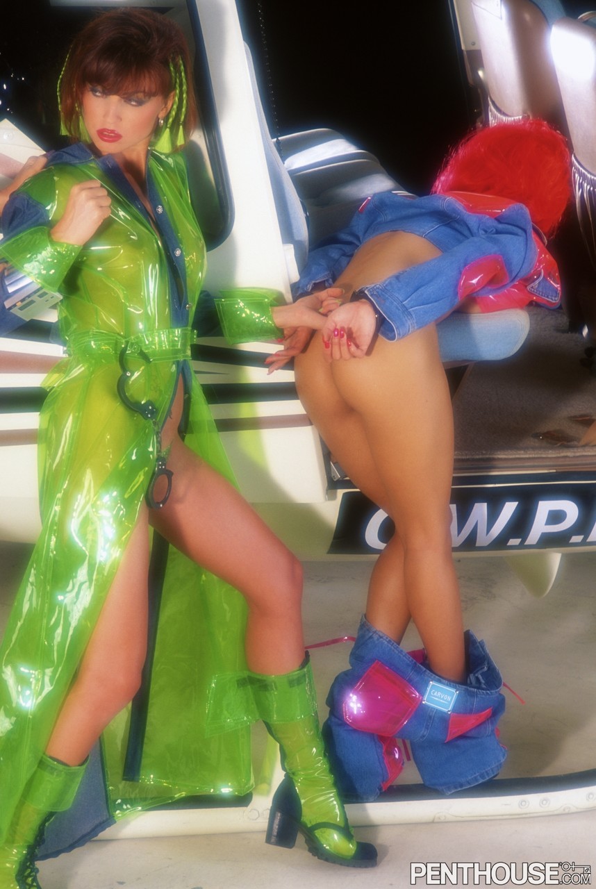Babes in colorful outfits K.C. Tyler, Mason Marconi & Vicca enjoy licking ポルノ写真 #425738198