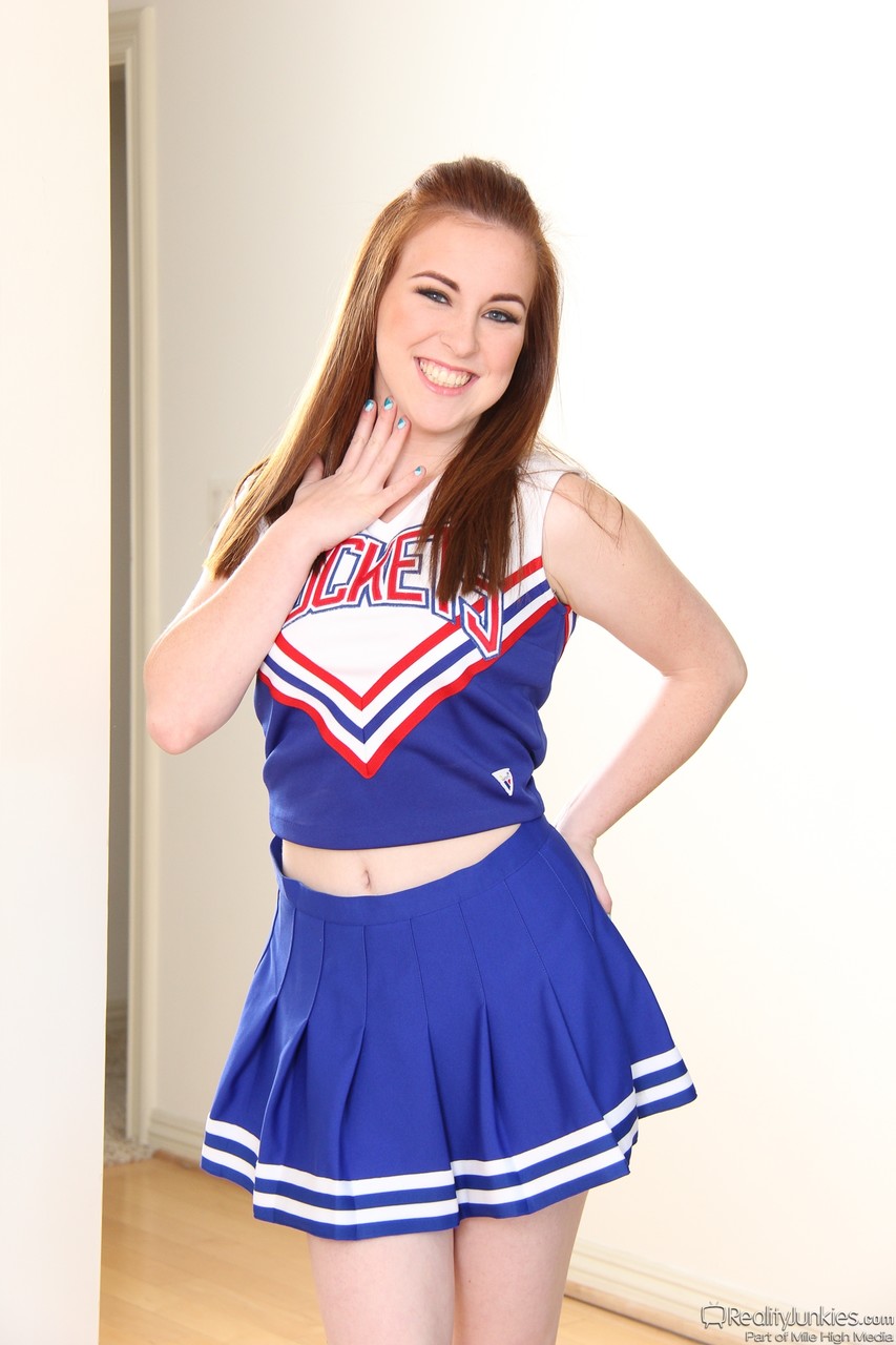 Cheerleader Jessie Parker removes uniform to flaunt hot teen pussy & tiny tits foto pornográfica #422746226