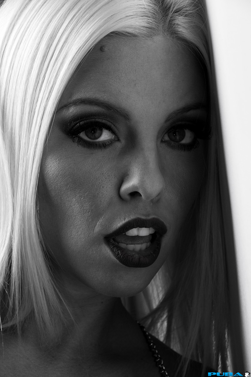 Sexy blonde babe Britney Amber poses solo for a black and white shoot ポルノ写真 #426531369