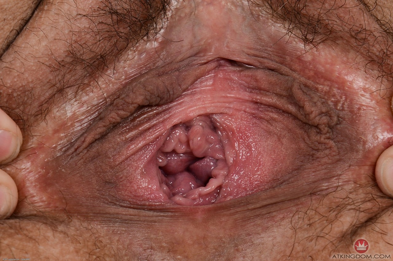Naughty Milf Megyn Mason Gives Mind Boggling Closeups Of Her Beautiful Pussy