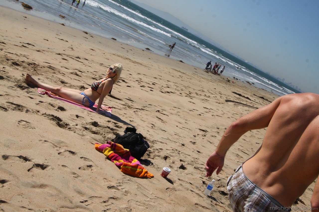 Chubby blonde sunbather Siri flaunts her big tits in a bikini on the beach foto porno #422689889