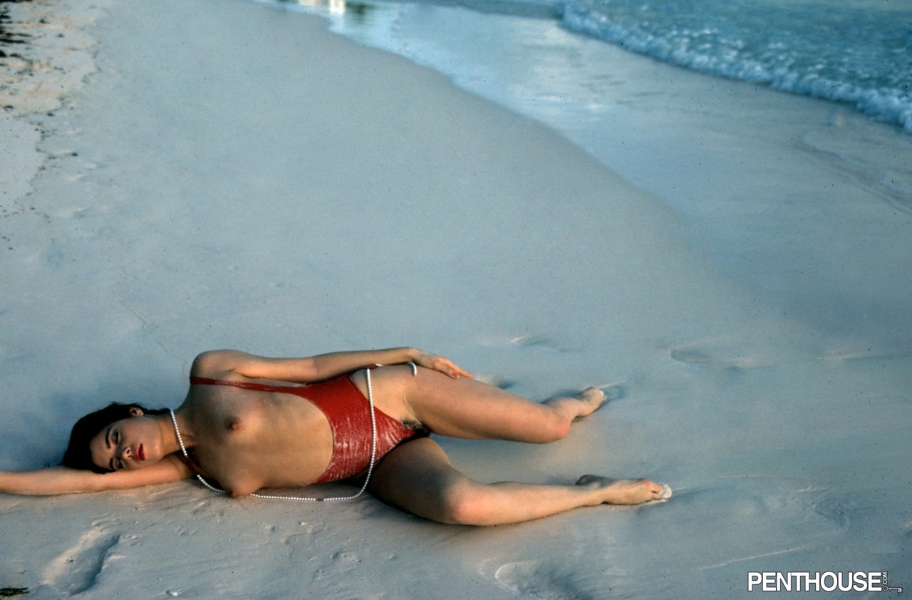 Short haired Penthouse model Christianna posing naked on the beach 色情照片 #425639795
