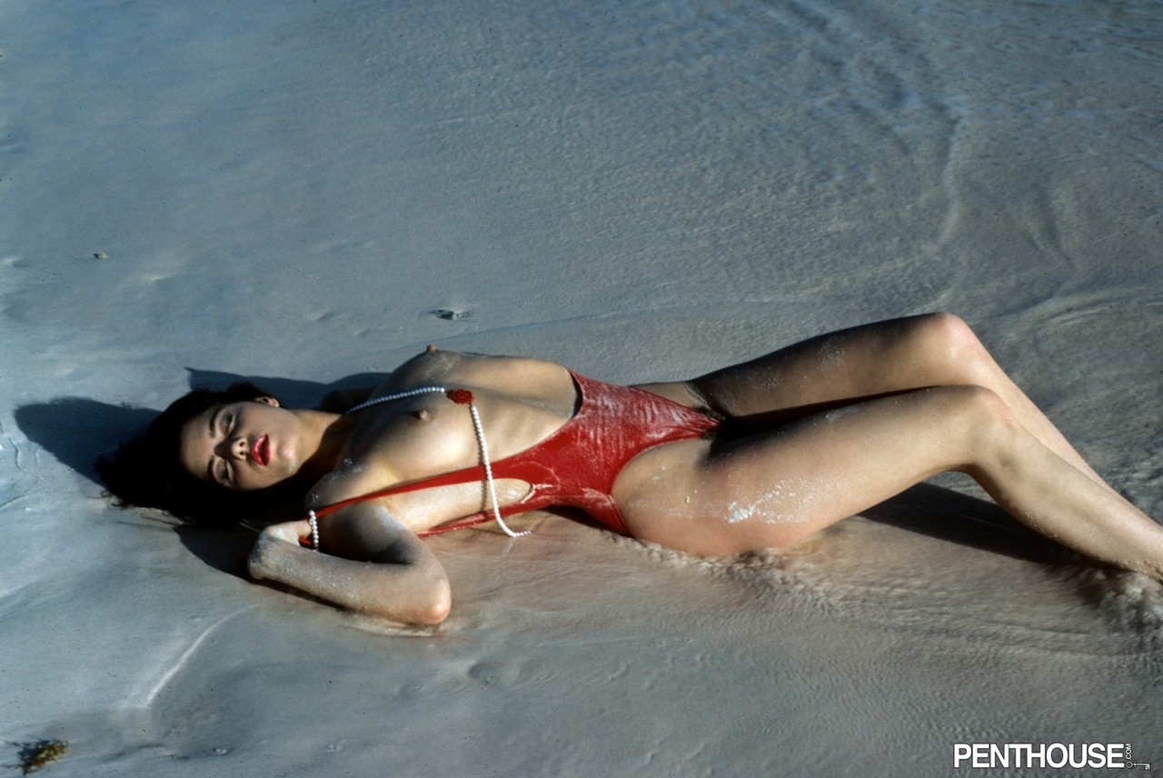 Short haired Penthouse model Christianna posing naked on the beach 色情照片 #425639797
