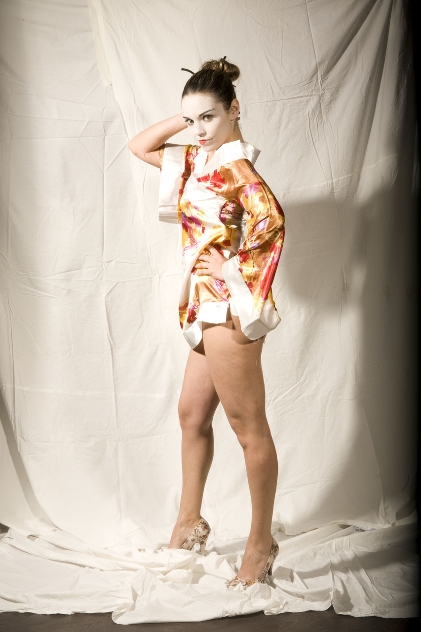 Bianca Casanova in Japanese geisha outfit strips down standing up porno fotoğrafı #423509934