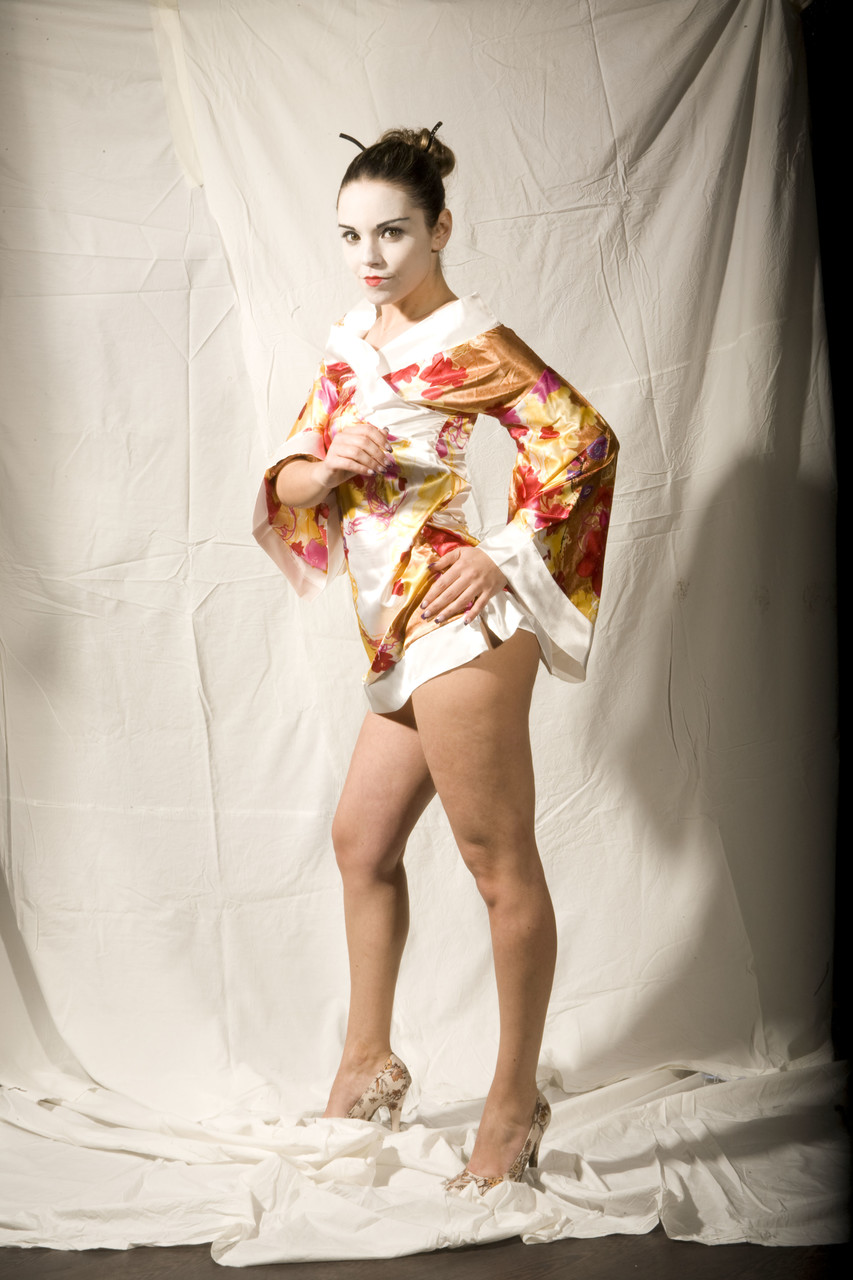Bianca Casanova in Japanese geisha outfit strips down standing up porno fotoğrafı #423509941