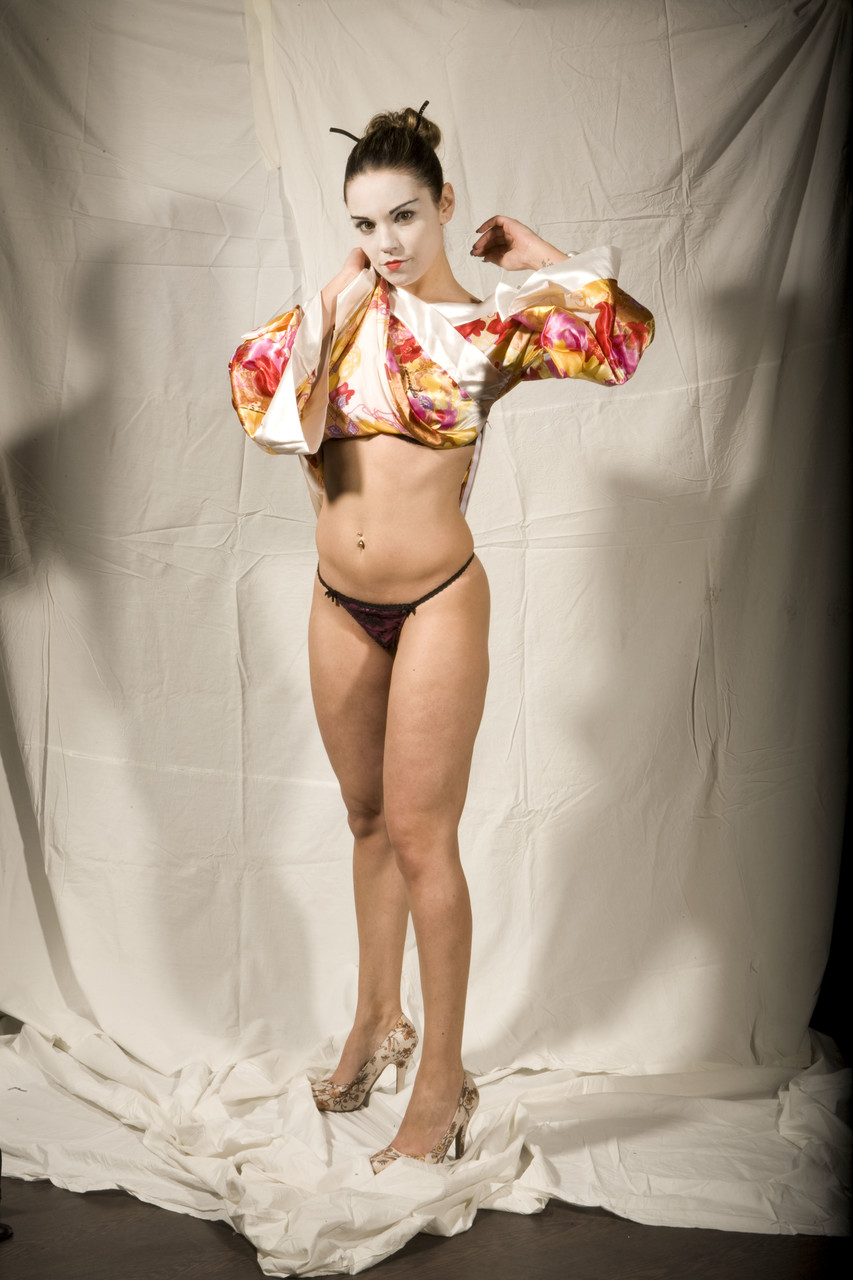 Bianca Casanova in Japanese geisha outfit strips down standing up porno fotoğrafı #423509957