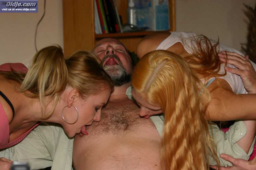 Blonde MILF Rachel Evans & a lesbian teen having a threesome with an old man foto porno #427905665