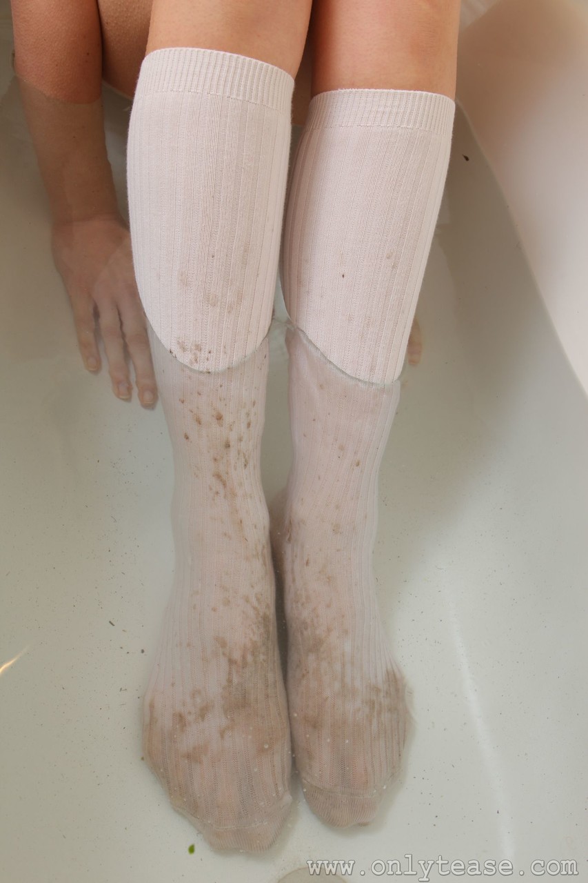 Blonde schoolgirl Joceline washing innocent body & dirty socks in the bathtub foto pornográfica #426840868 | Only Tease Pics, Joceline, Bath, pornografia móvel