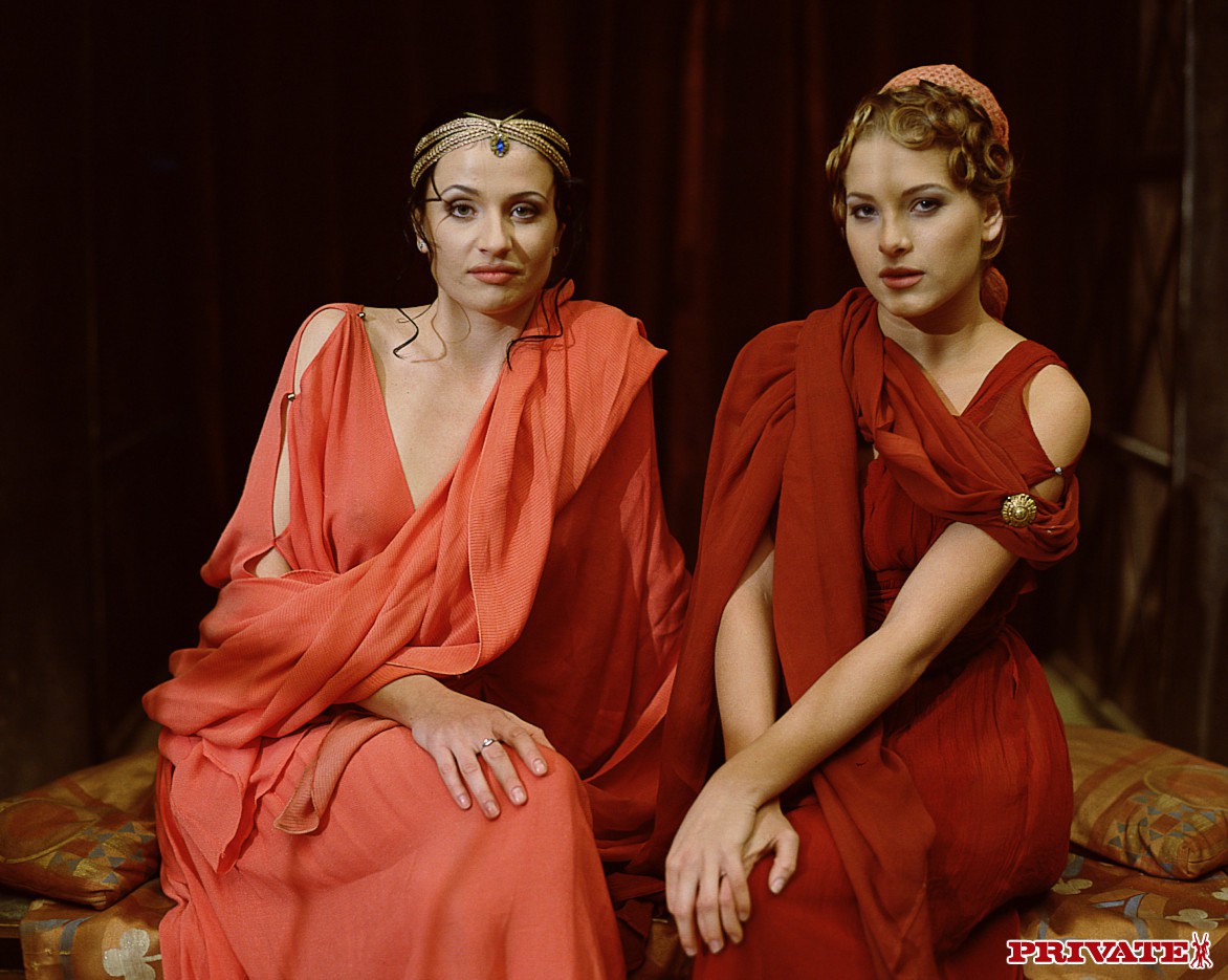 Lustful patrician ladies Diane & Petra Short share 2 cocks in a Roman 4some Porno-Foto #423114975