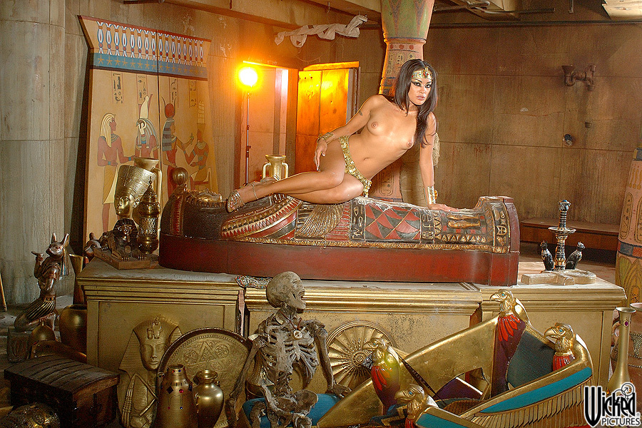 Hot Pharaoh's wife Kaylani Lei goes topless in her chambers & shows her boobs foto porno #426898637 | Wicked Pics, Kaylani Lei, Randy Spears, MILF, porno móvil