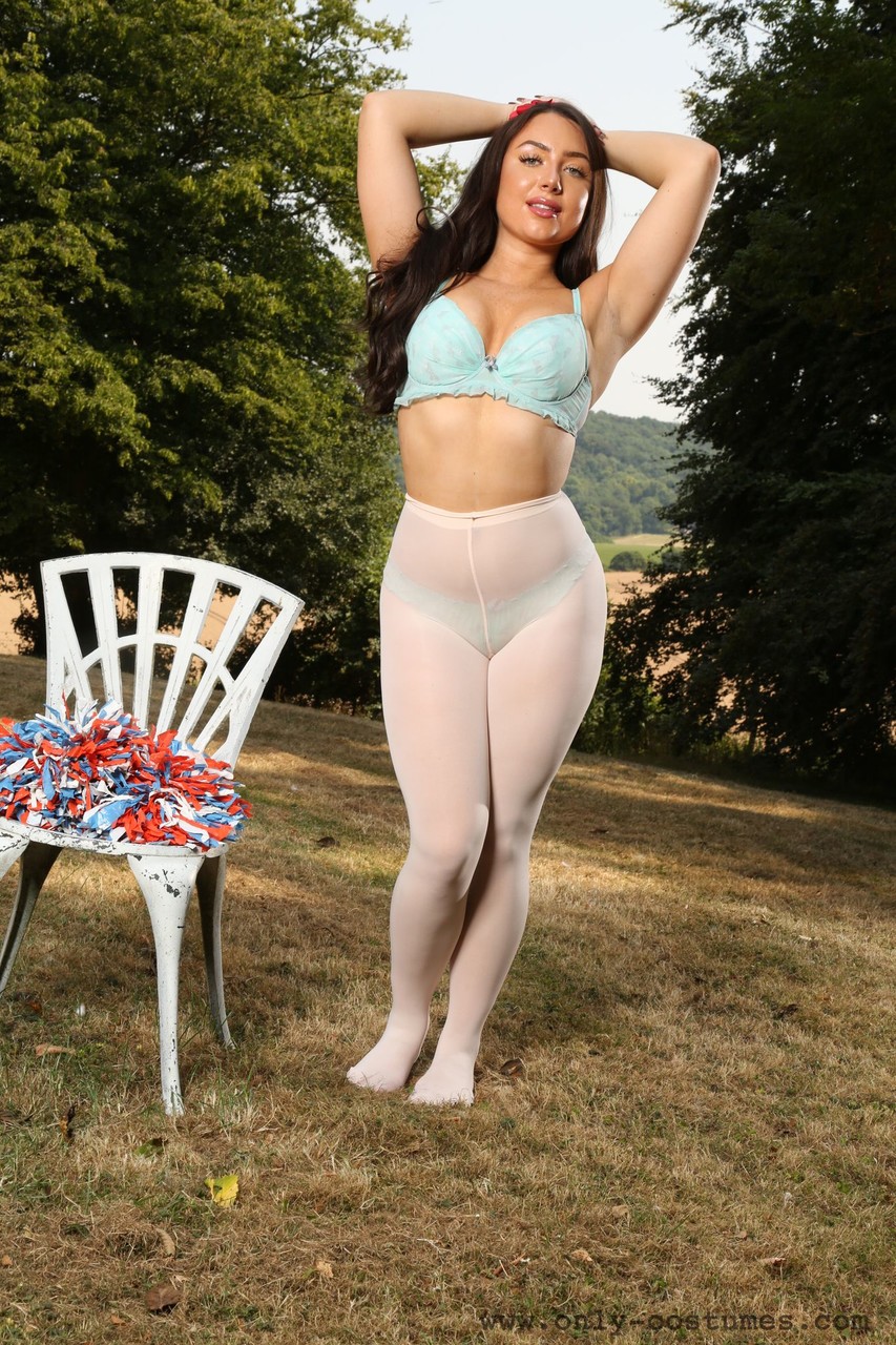 Smiley cheerleader Reanna strips to pantyhose while dancing outdoors porno fotoğrafı #422783804
