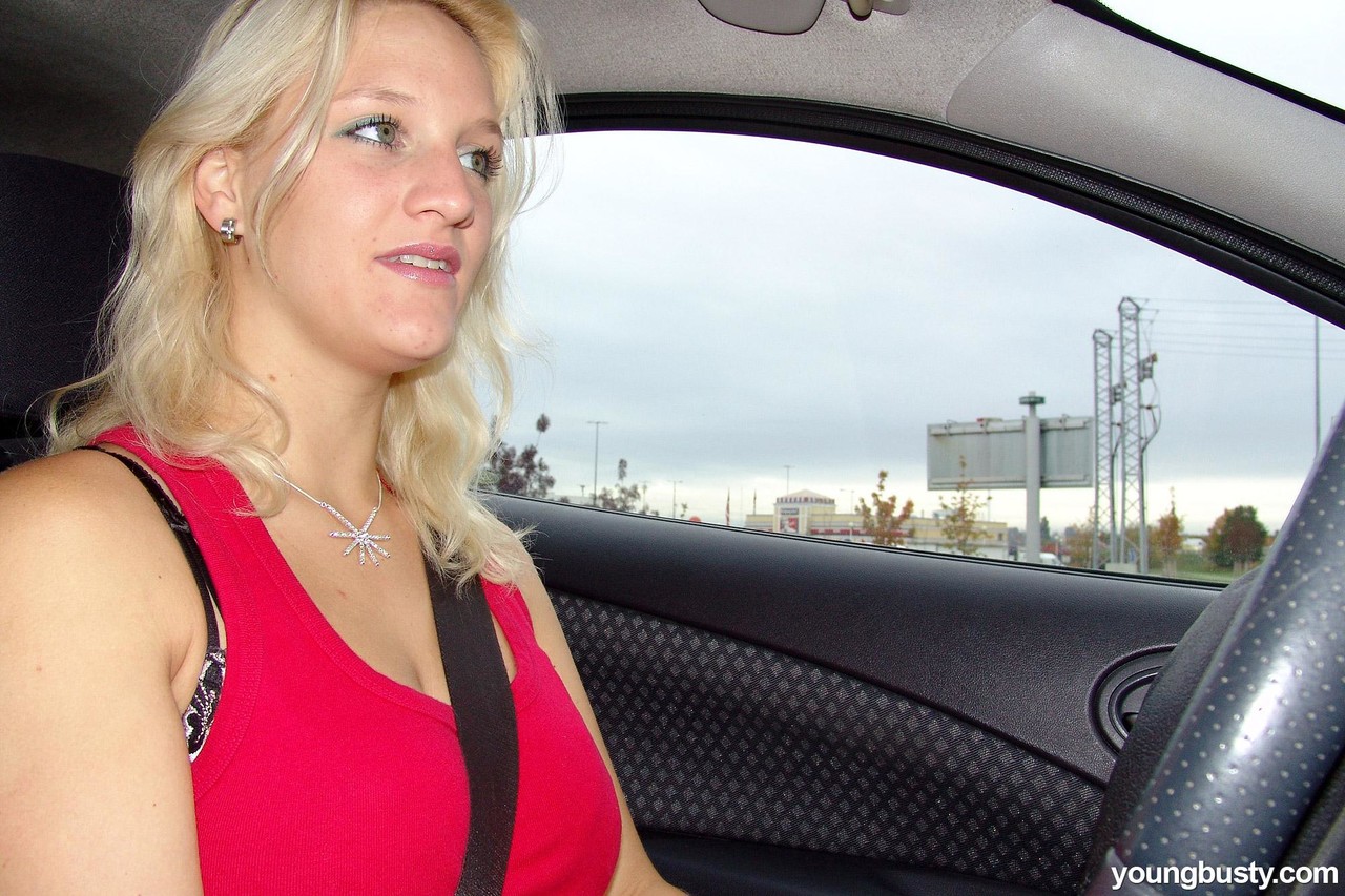 Blonde babe with big tits Sweety B strips and touches her cunt in a car ポルノ写真 #427304418 | Young Busty Pics, Sweety B, Big Tits, モバイルポルノ