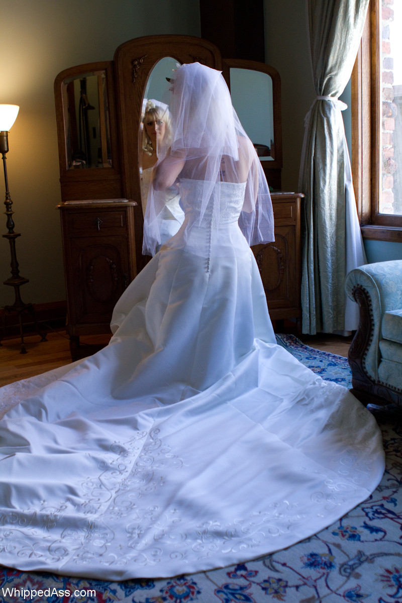 Sexy bride Cherry Torn teases in her wedding dress as her hot maids get drunk zdjęcie porno #424213564