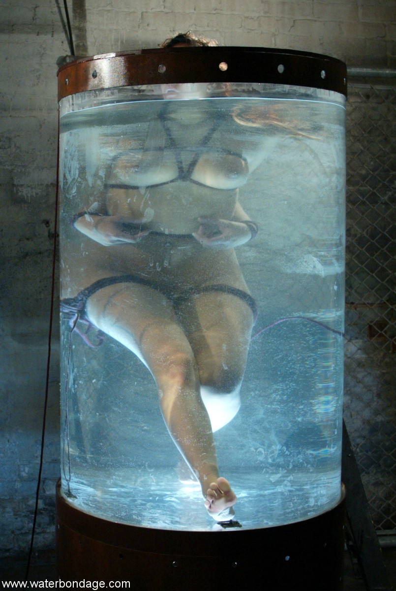 Water Bondage Annie Cruz порно фото #427024626
