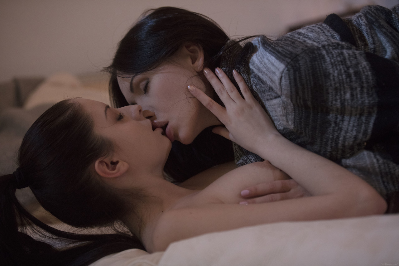 Euro lesbians Rebecca Volpetti & Sasha Rose spend a romantic evening fucking foto porno #428502833