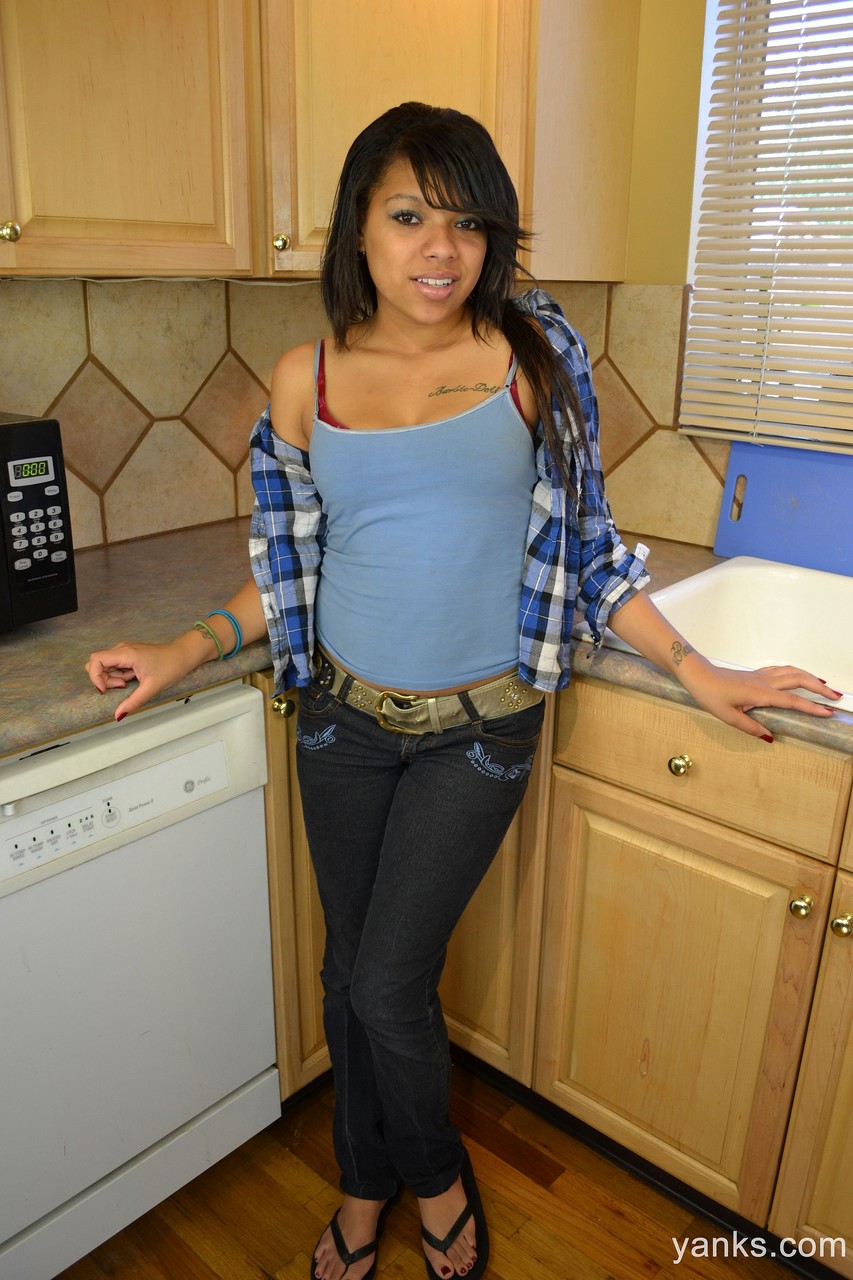 Amateur ebony teen Kimberly Marie stimulates her black clitoris in the kitchen foto porno #425546271