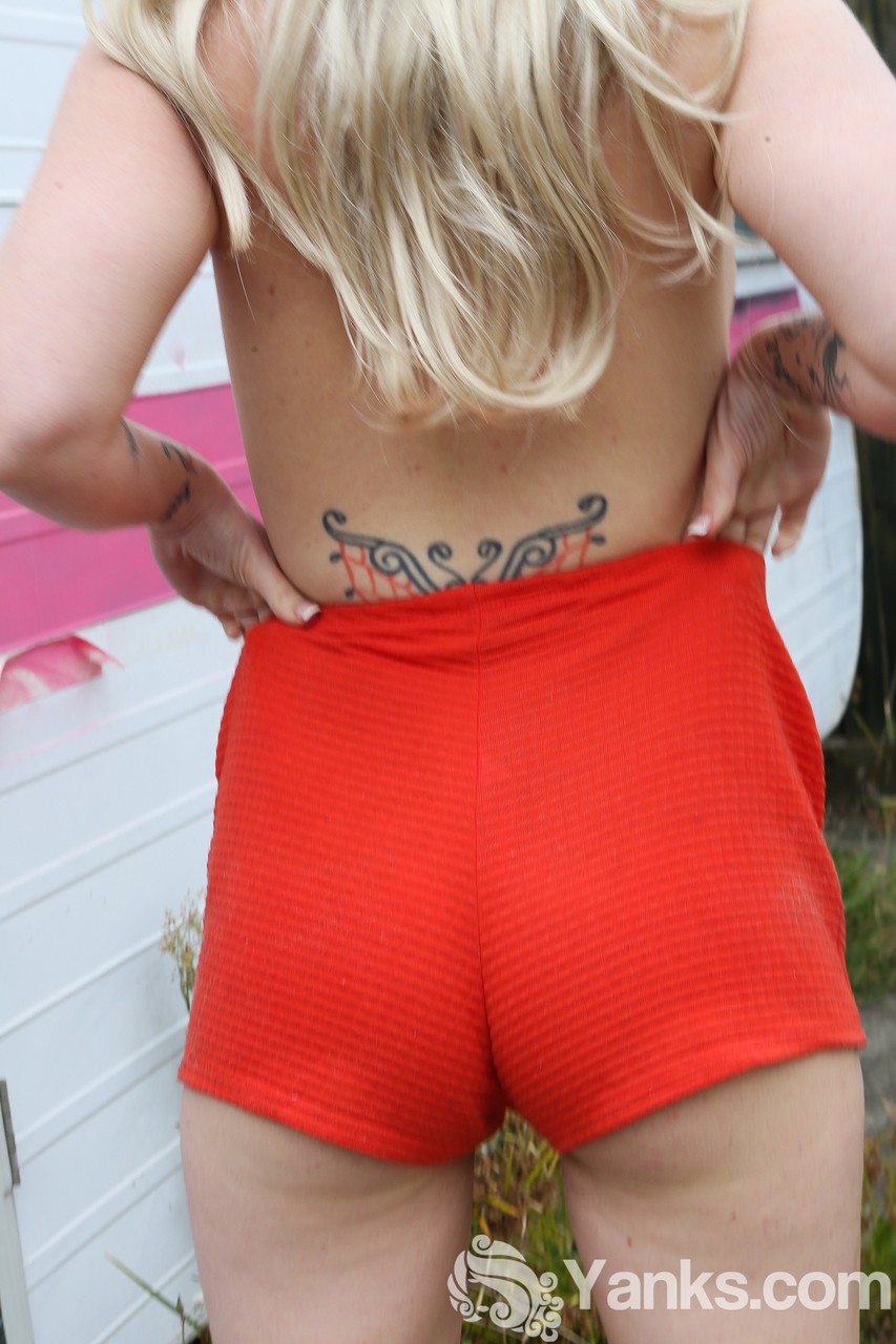 Pale blonde Jamie reveals her pert breasts & rubs her pussy at the campground foto pornográfica #424998832 | Yanks Pics, Jamie, Dildo, pornografia móvel