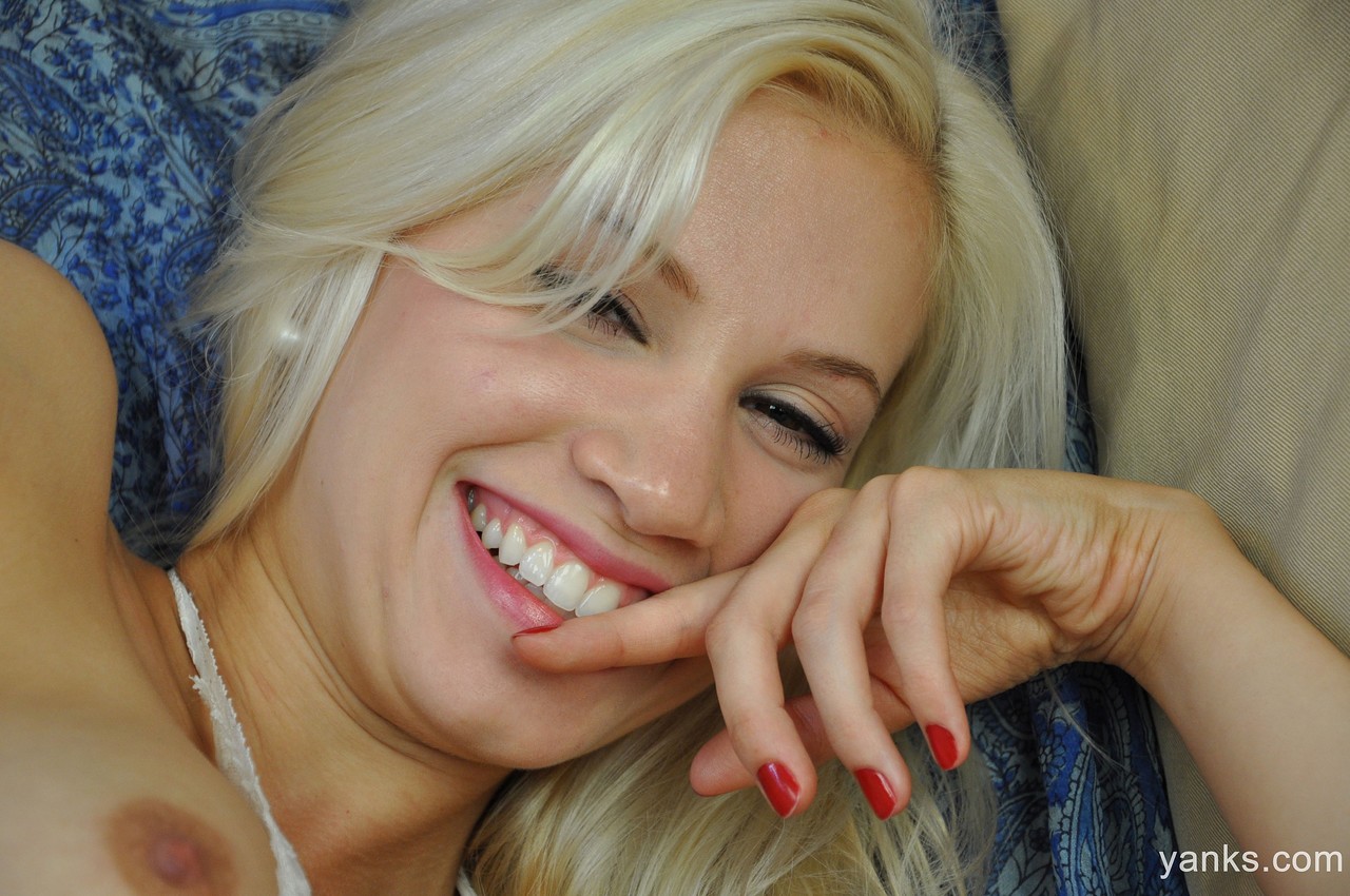 Big boobed blonde Vanessa Clark enjoys nipple play and massaging her pussy porno foto #424945506