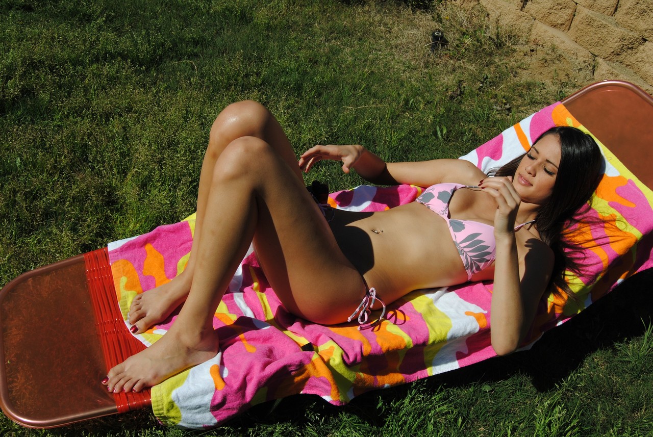 Horny teen Tiffany strips down naked on a towel outdoors and rubs her cooch foto pornográfica #428676075 | Teen Dreams Pics, Tiffany, Oiled, pornografia móvel