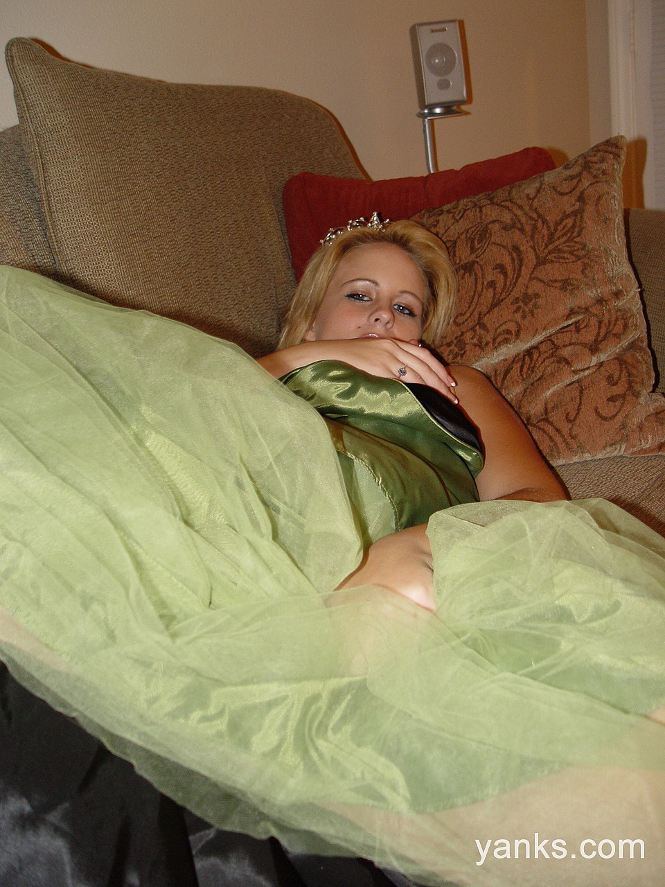 Blonde babe in a green outfit Lisa bares her natural tits and masturbates 色情照片 #423070017