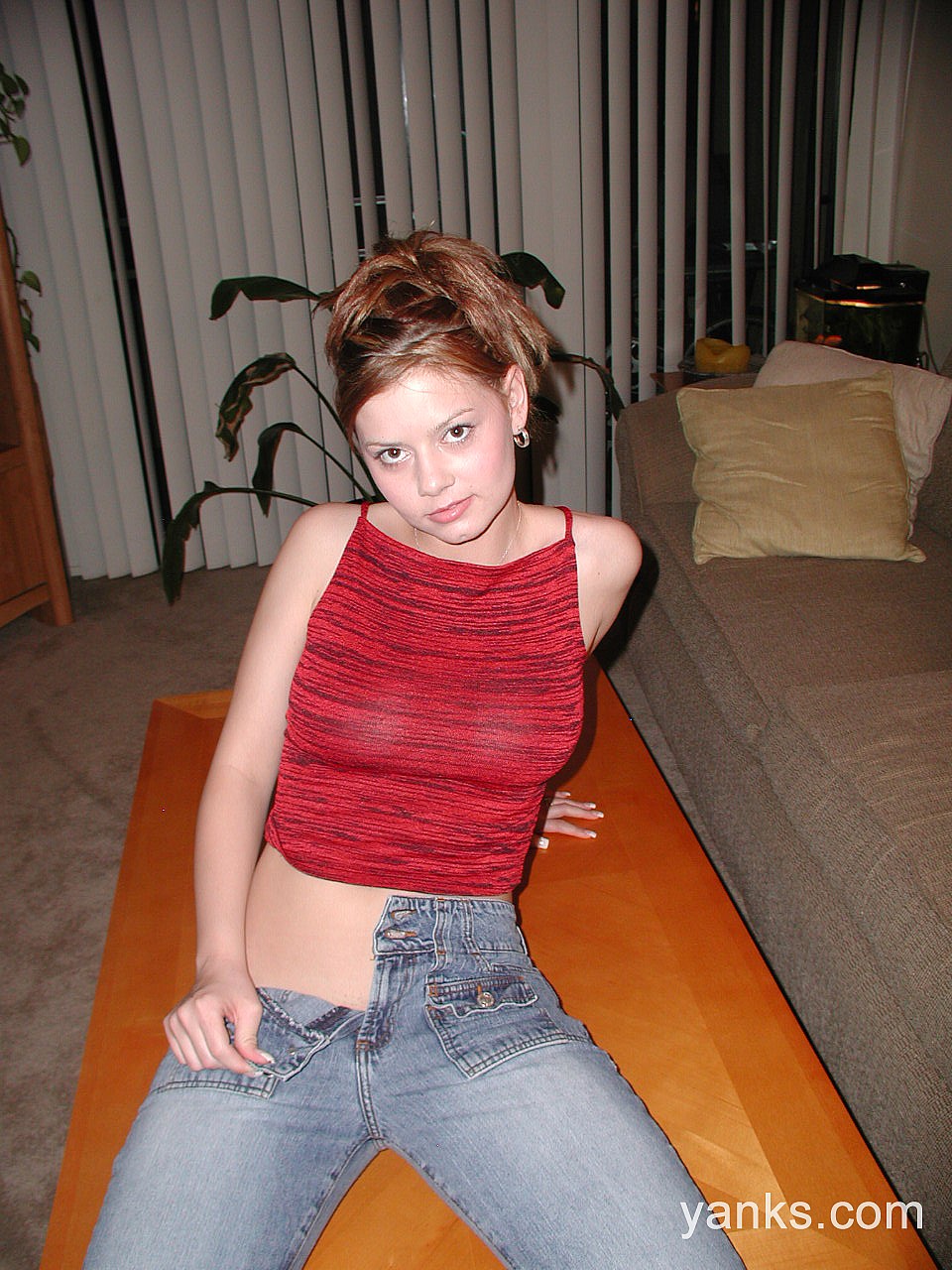 Redhead teen Kelly flaunts sexy feet & sheds jeans to show natural hairy bush Porno-Foto #423309527