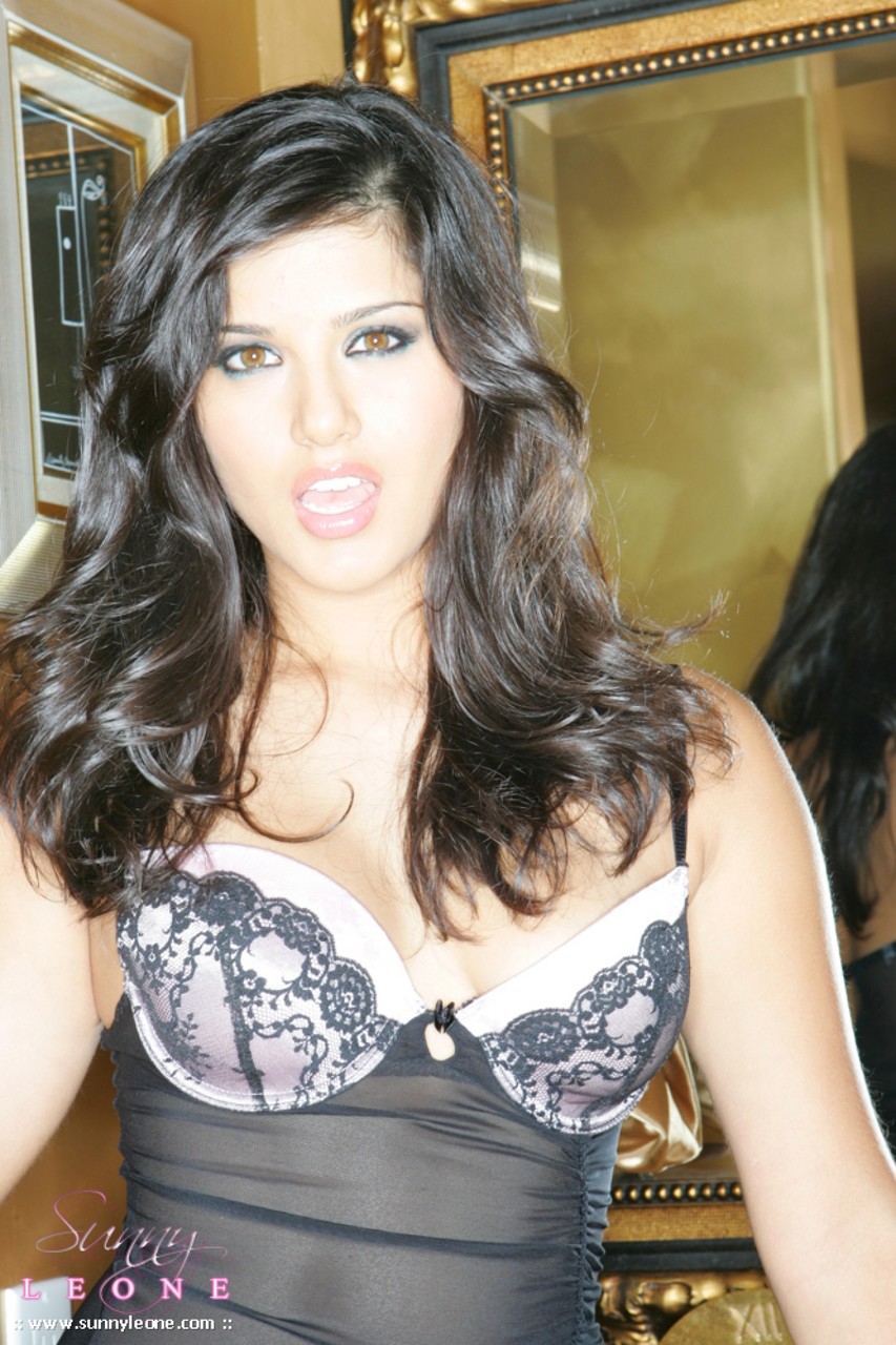 Sexy Indian babe Sunny Leone loses her nightgown and poses nude foto porno #425127574 | Sunny Leone Pics, Sunny Leone, Indian, porno móvil