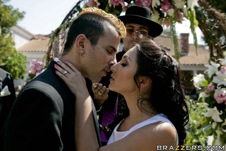 Red head bride Nikki Rhodes kissing her new hubby on their wedding day foto porno #426393086