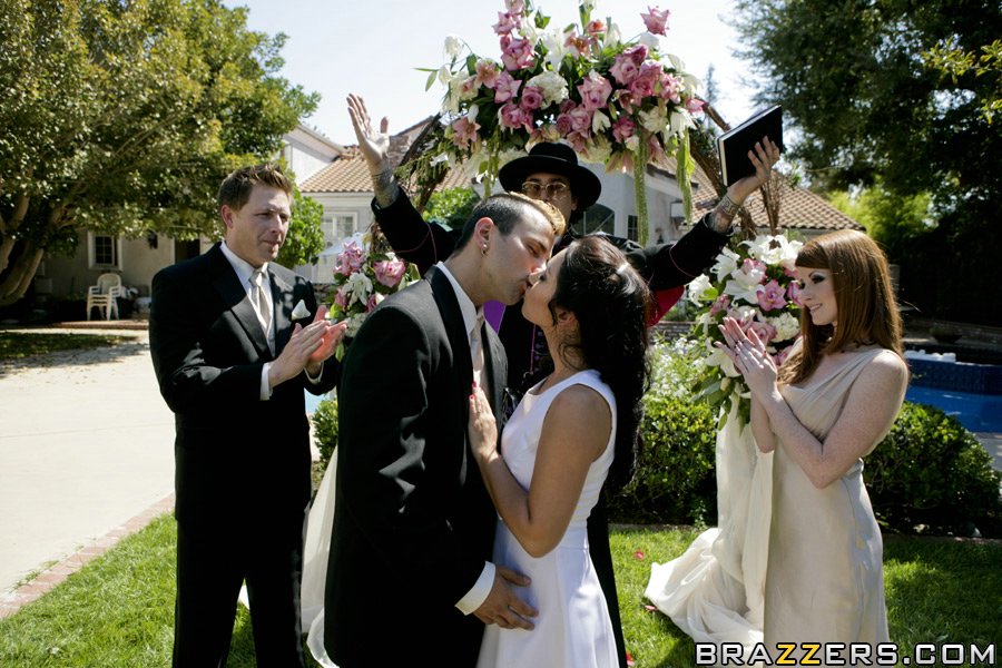 Red head bride Nikki Rhodes kissing her new hubby on their wedding day foto porno #426393088