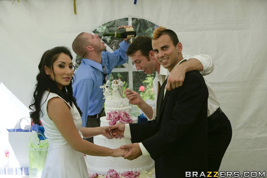 Red head bride Nikki Rhodes kissing her new hubby on their wedding day 色情照片 #426393105 | Baby Got Boobs Pics, Nikki Rhodes, MILF, 手机色情