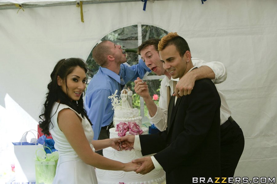 Red head bride Nikki Rhodes kissing her new hubby on their wedding day 色情照片 #426393106 | Baby Got Boobs Pics, Nikki Rhodes, MILF, 手机色情