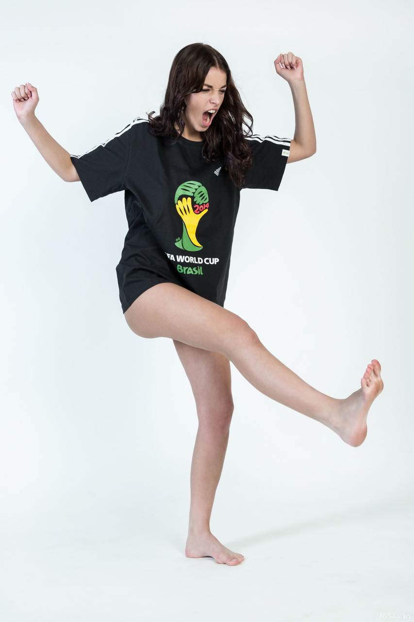 Ukrainian babe Evita Lima strips her black shirt & shows her big natural tits Porno-Foto #428042975