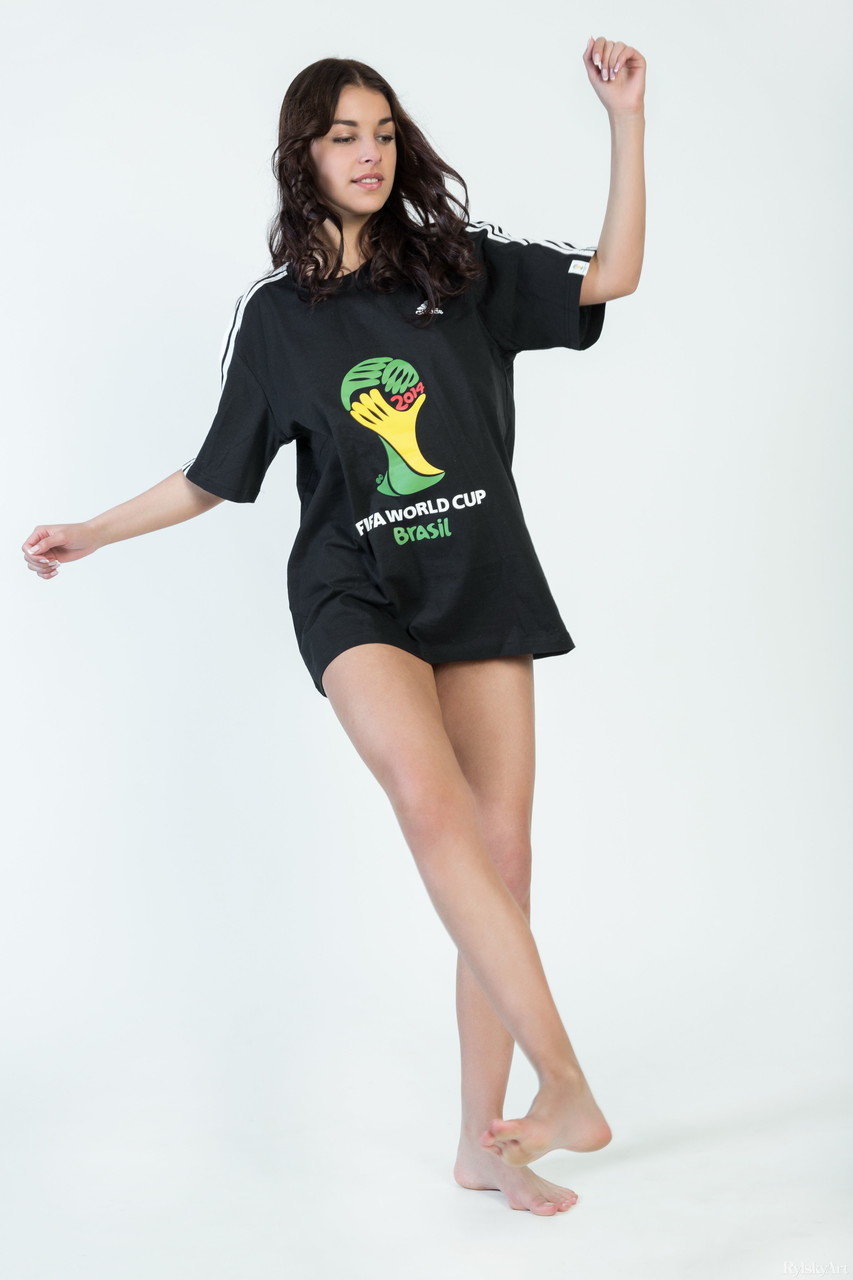 Ukrainian babe Evita Lima strips her black shirt & shows her big natural tits foto porno #428042982