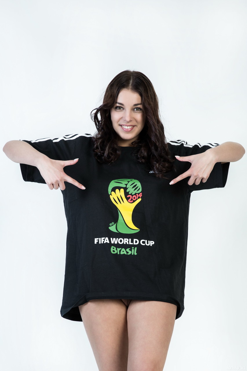 Ukrainian babe Evita Lima strips her black shirt & shows her big natural tits foto porno #428043001