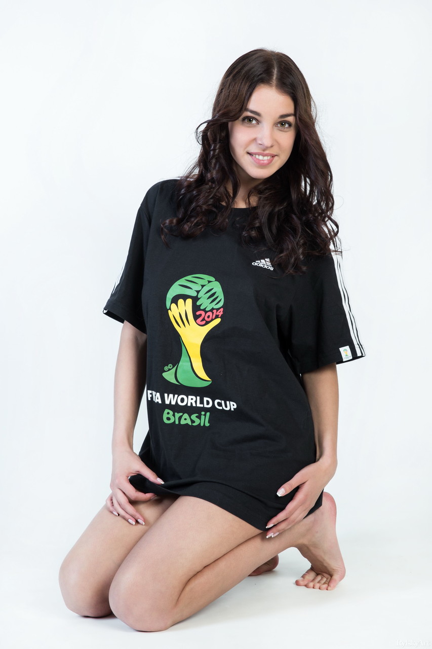 Ukrainian babe Evita Lima strips her black shirt & shows her big natural tits foto porno #428043009