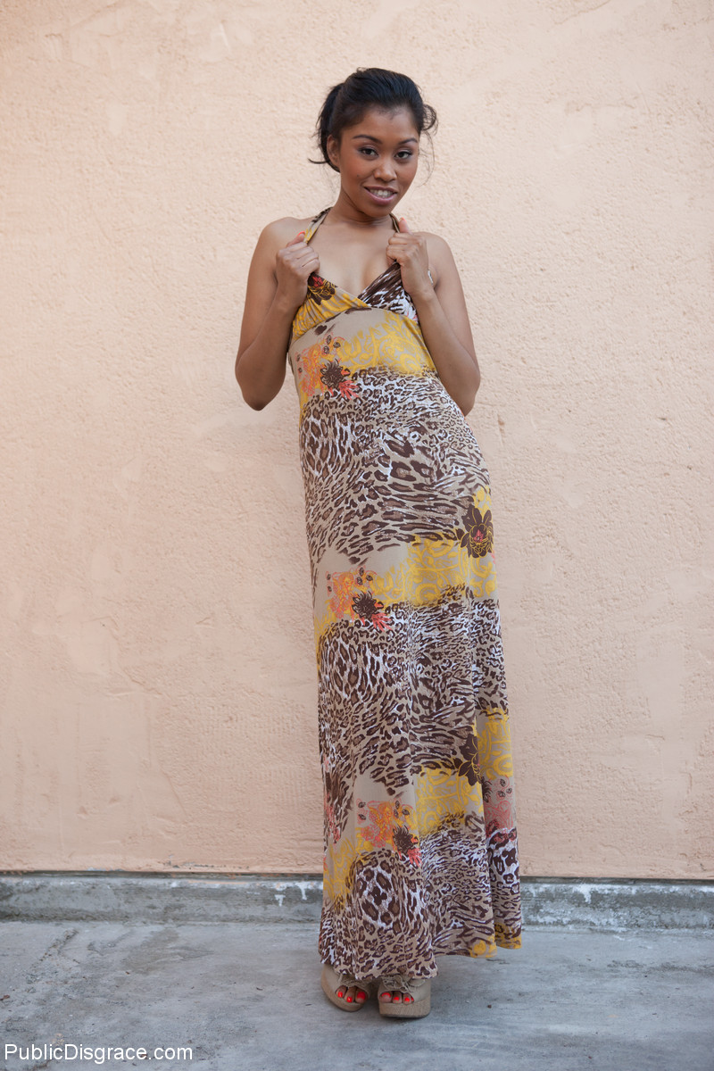 Ebony honey Yasmine de Leon doffs her dress and exposes her amazing curves foto pornográfica #423510106
