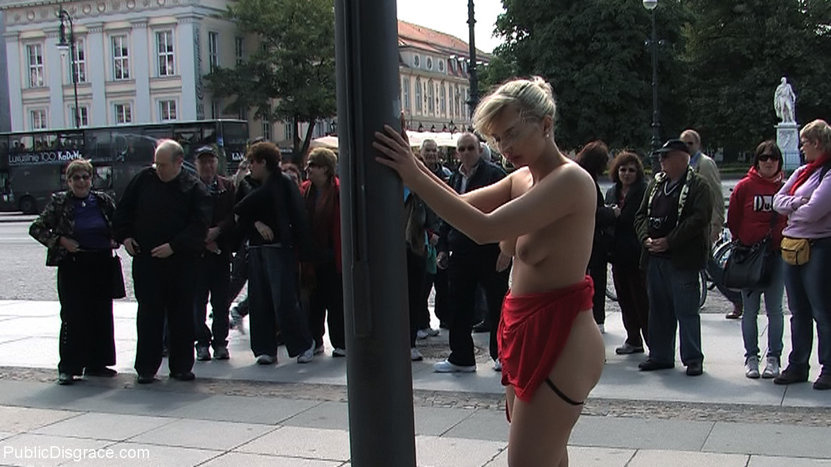 Curvy mom Kitty shamelessly posing buck naked for a crowd of people in public foto porno #424103848