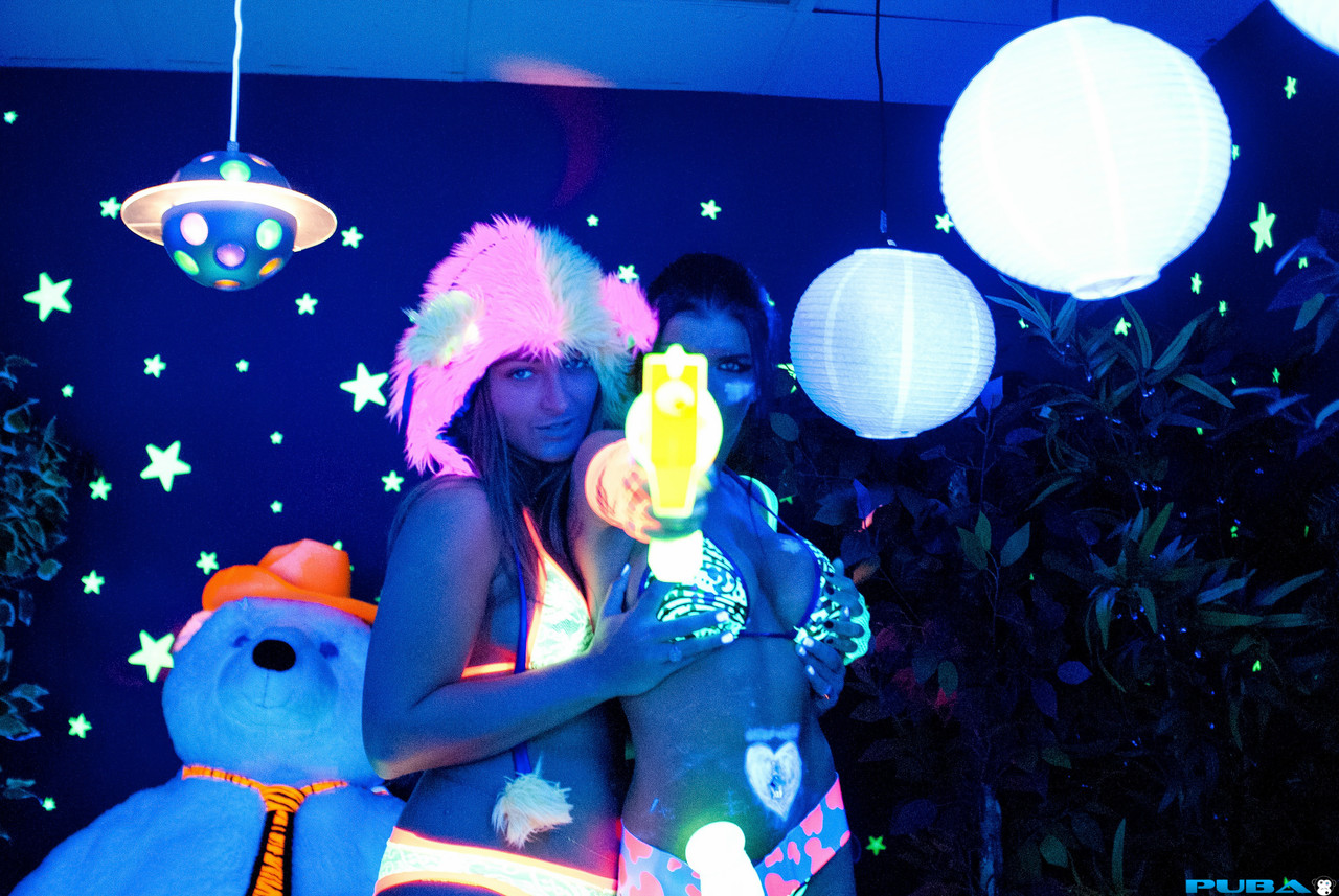 Lesbian strippers Dani Daniels & Romi Rain licking pussy under UV lights 色情照片 #425109079