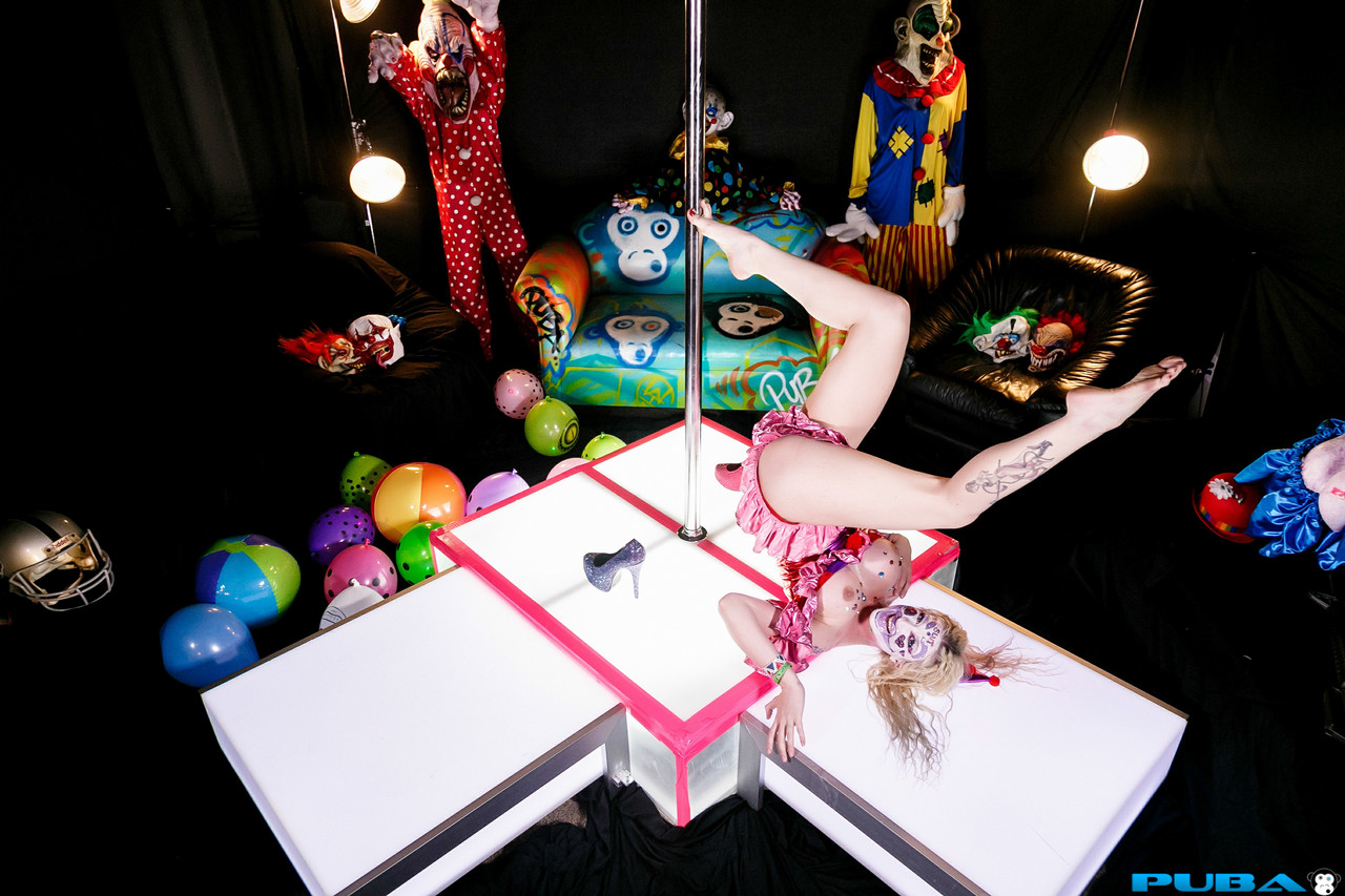 Blonde clown stripper Leya Falcon reveals her tits and poses in high heels porno fotoğrafı #423213161