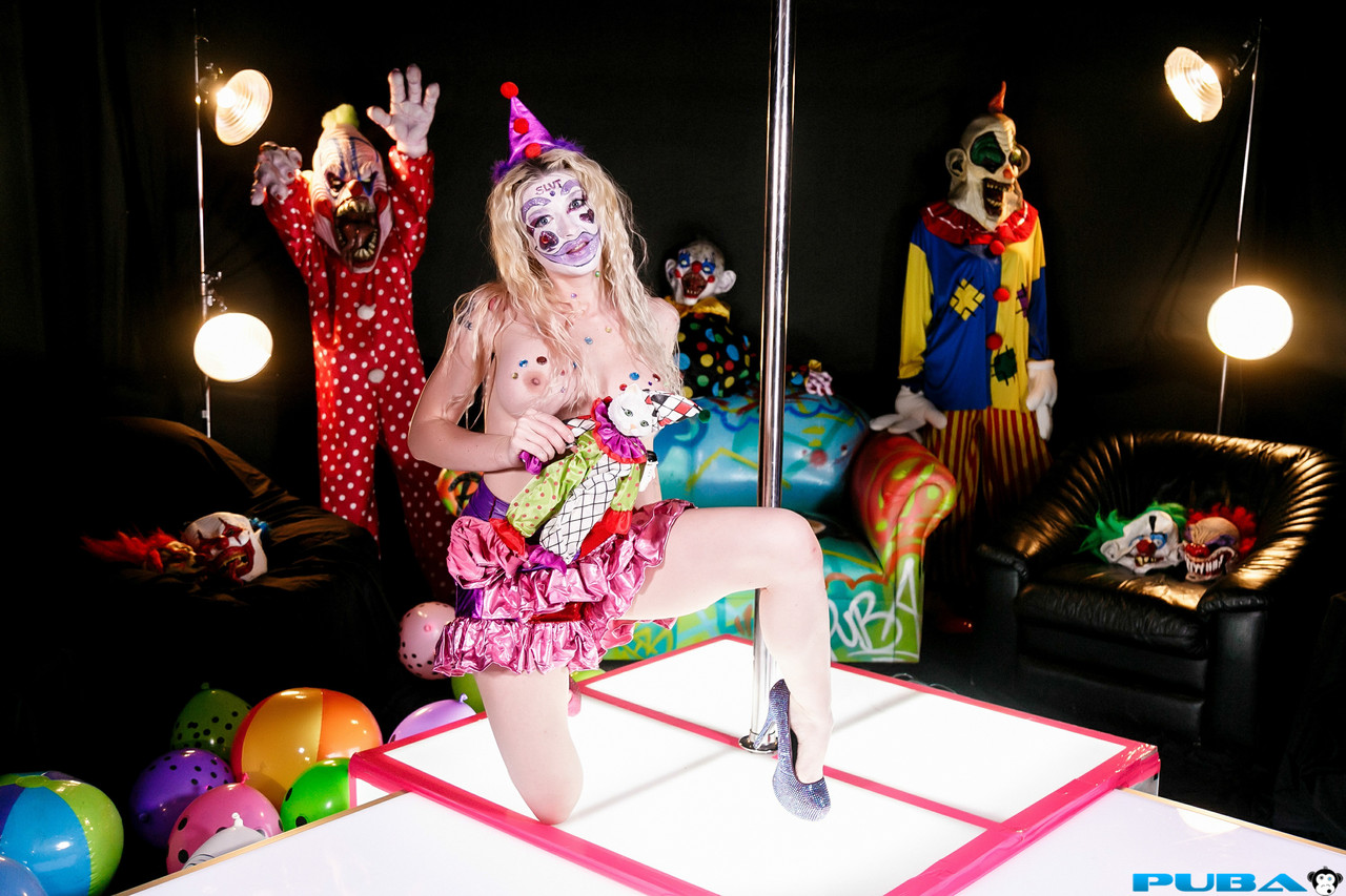 Blonde clown stripper Leya Falcon reveals her tits and poses in high heels ポルノ写真 #423213165