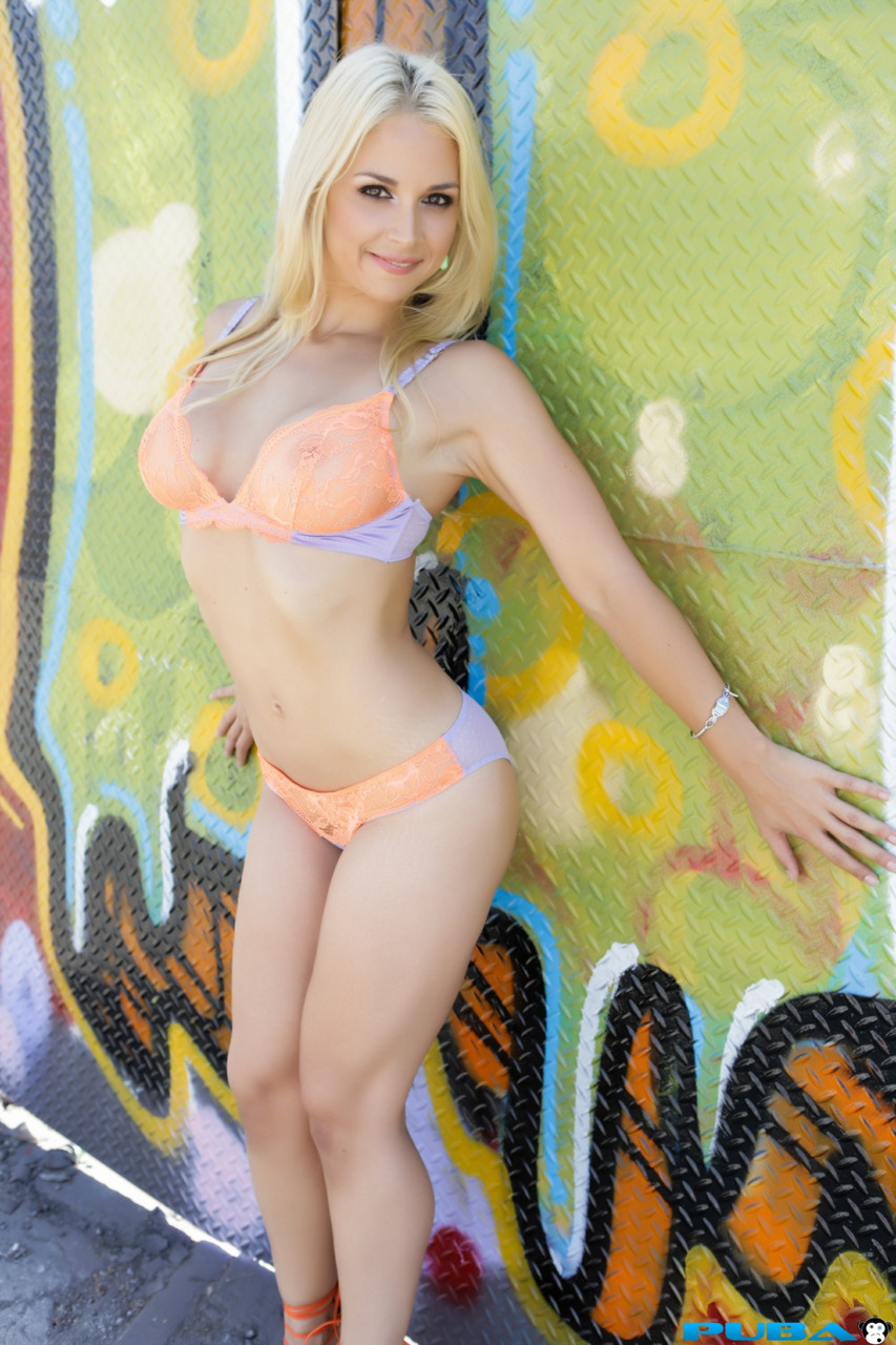 Gorgeous blonde Sarah Vandella exposing her juicy fake tits outdoors 色情照片 #426924965 | Puba Network Pics, Sarah Vandella, Pornstar, 手机色情