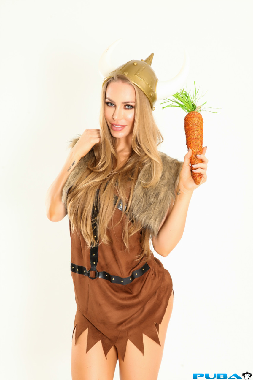 Blonde cosplayer Nicole Aniston teasing a demon with a big carrot foto pornográfica #425435242