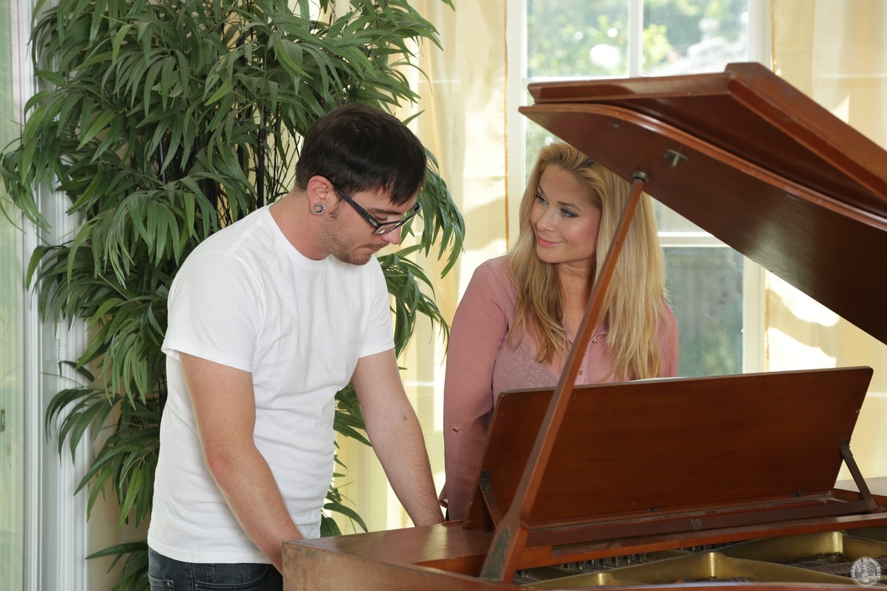 Blonde MILF gives an amazing blowjob after her piano lesson, until he cums foto porno #423272341